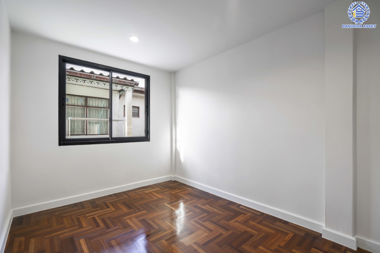 บ้านมือสองตกแต่งใหม่ ม.เรวดี3 ติวานนท์-เลี่ยงเมืองนนท์ฯ ทาวน์เฮ้าส์ตกแต่งพร้อมอยู่ เนื้อที่ 17 ตร.ว. ฟังก์ชัน 2 ห้องนอน 2 ห้องน้ำ 1 ที่จอดรถ พร้อม Living Area ชั้นสองกว้าง บนทำเลโซนเมือง! เข้า-ออกได้หลายเส้นทาง ถ.รัตนาธิเบศร์, ถ.ติวานนท์ และเลี่ยงเมืองนนท์ฯ ใกล้เซ็นทรัลรัตนาธิเบศร์ และรถไฟฟ้าสายสีม่วง ทั้ง "สถานีกระทรวงสาธารณสุข" และ "สถานีศูนย์ราชการนนทบุรี"